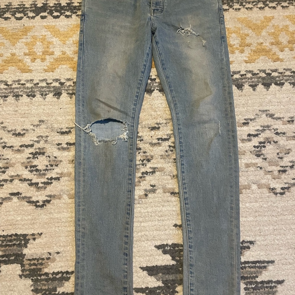 Light Blue Distressed Jeans with Knee Rip